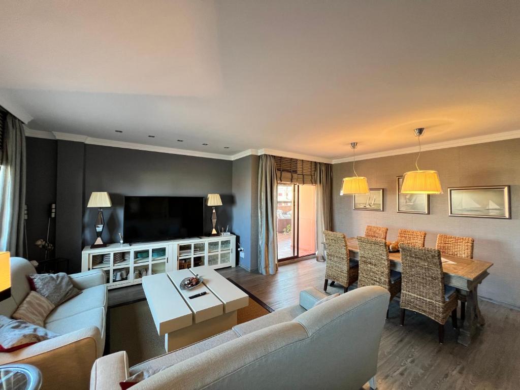 Televízia a/alebo spoločenská miestnosť v ubytovaní PUSHE Penthouse Playa Granada Beach & Golf 2