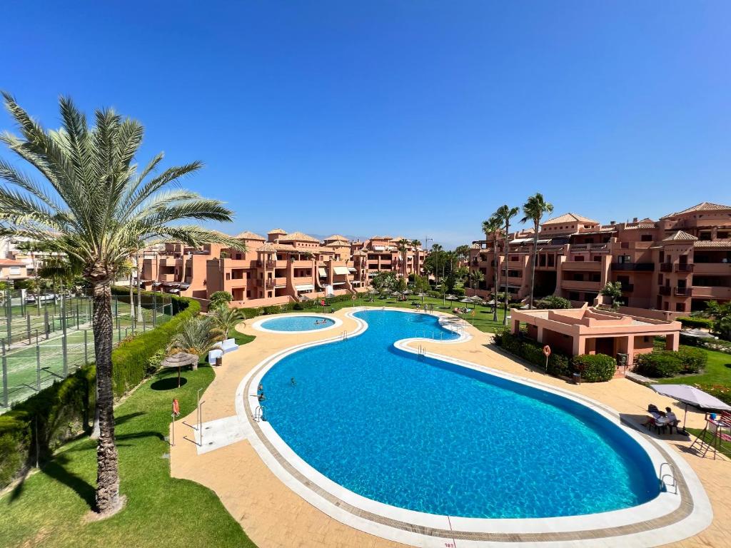 Bazén v ubytovaní PUSHE Penthouse Playa Granada Beach & Golf 2 alebo v jeho blízkosti