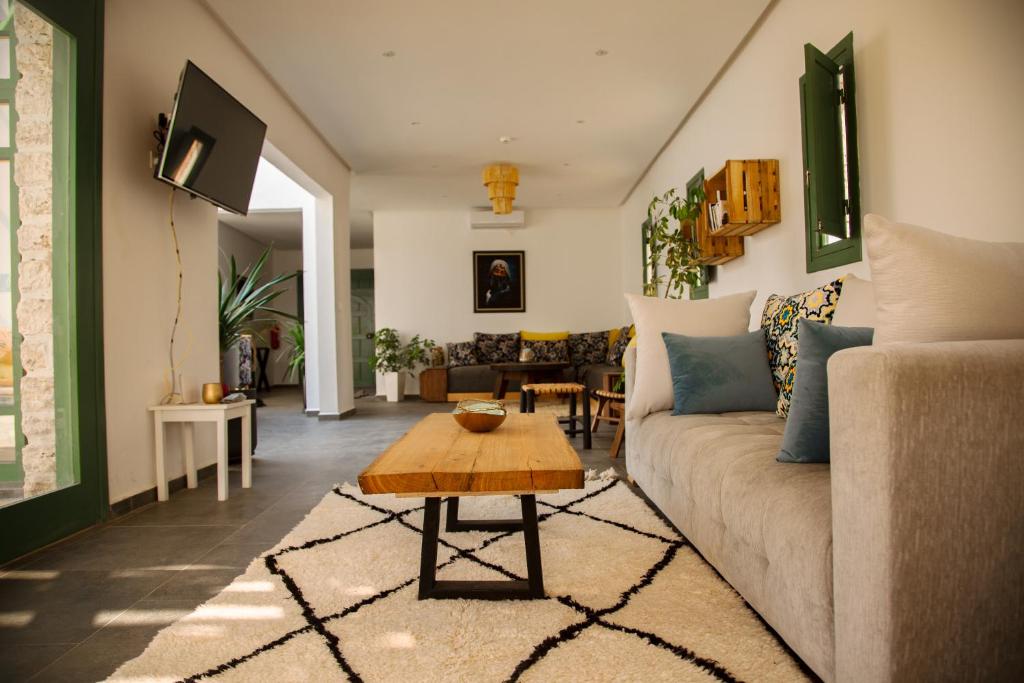un soggiorno con divano e tavolo di WINK house : Charme et Sérénité a Essaouira