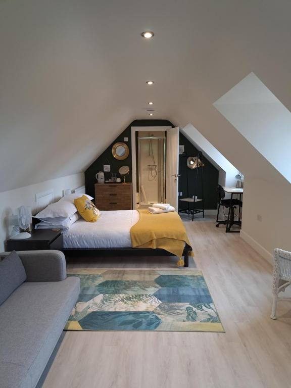um quarto com uma cama e um tapete no chão em The Lookout em Bromsgrove