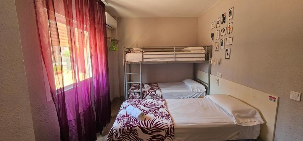 Postel nebo postele na pokoji v ubytování Hostal La Cabaña