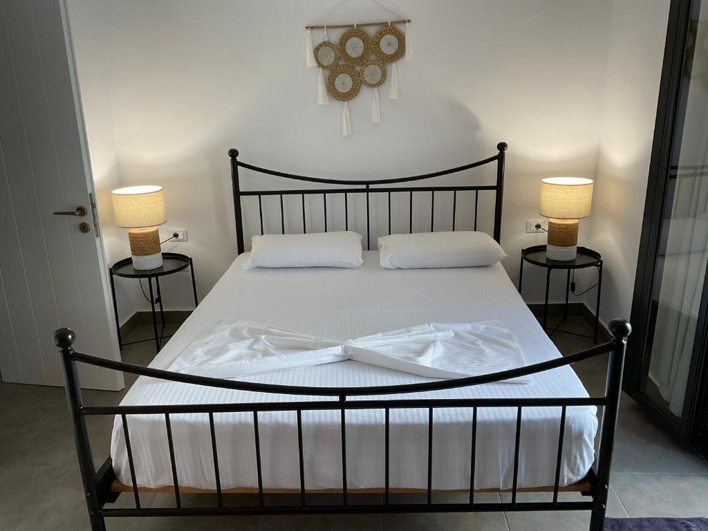 Ammoudari的住宿－Patriko-Cozy villa on the foot of the mountains，一间卧室配有一张带两盏灯的床。