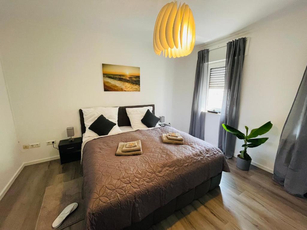 a bedroom with a bed with two towels on it at gemütlich*Nespresso*Netflix*Arbeitsplatz*Parkplatz in Duisburg