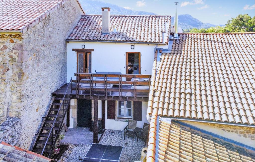 une vue aérienne sur une maison blanche avec un toit dans l'établissement Gorgeous Home In St,etienne De Boulogne With Kitchen, à Saint-Étienne-de-Boulogne