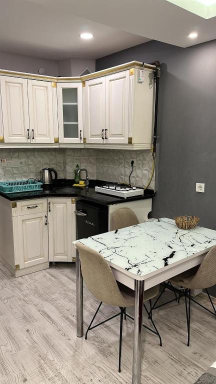 Kuchyň nebo kuchyňský kout v ubytování Arat Apartments