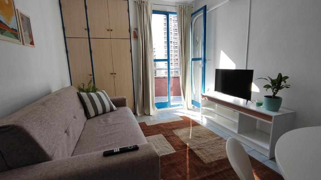 a living room with a couch and a tv at Departamento en excelente ubicación con balcón - Próxima B&B in Cordoba