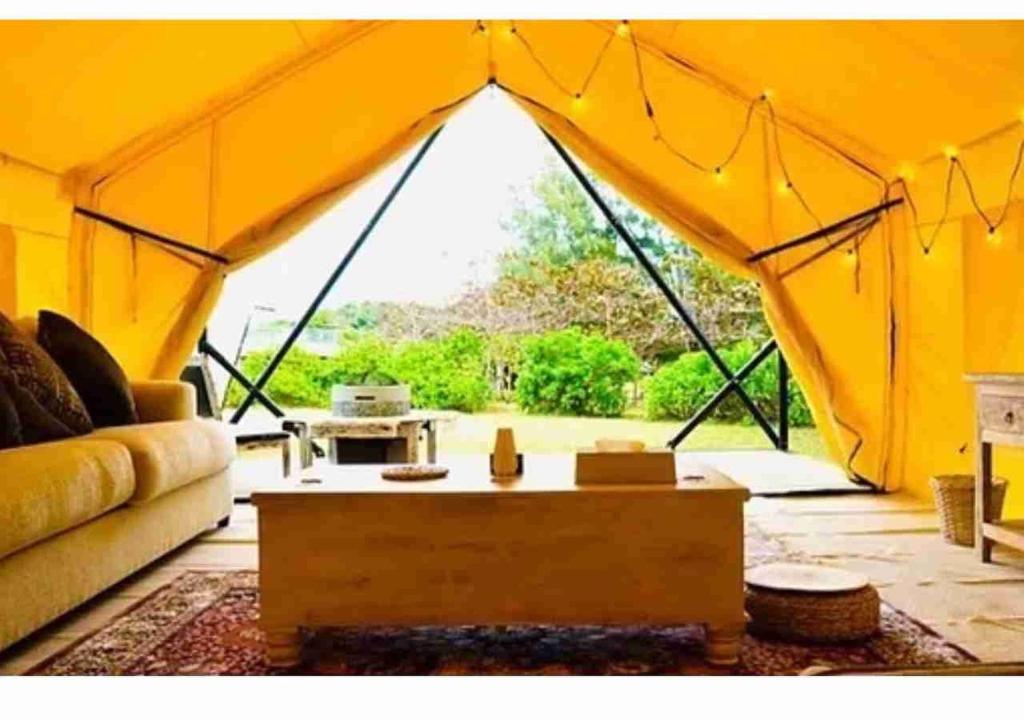 duży namiot z kanapą i stolikiem kawowym w obiekcie Keisaji CAMP SITE - Vacation STAY 90073v w mieście Ijinabaru