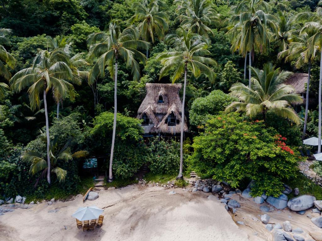 una vista aérea de una casa en una playa con palmeras en Casitas Maraika, en Puerto Vallarta