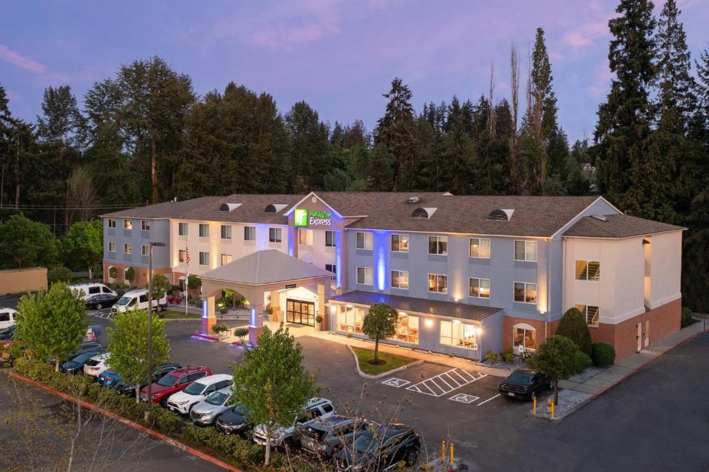 Holiday Inn Express Bothell, an IHG Hotel في بوثيل: اطلالة جوية على فندق مع موقف للسيارة