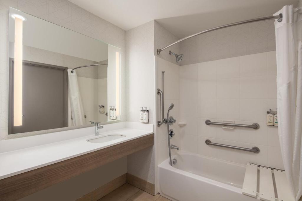 Koupelna v ubytování Holiday Inn Express Bothell by IHG