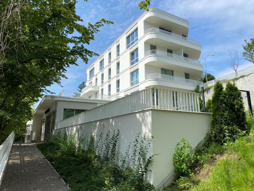 格地尼亞的住宿－Apartament przy plaży Willa Redłowo，前面有栅栏的白色建筑