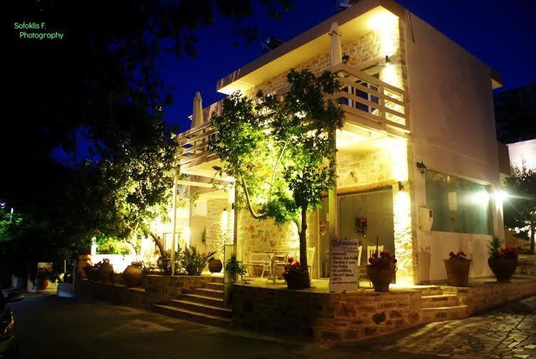 - un bâtiment blanc avec des escaliers menant à celui-ci la nuit dans l'établissement Antonios Hotel Apartments, à Matala