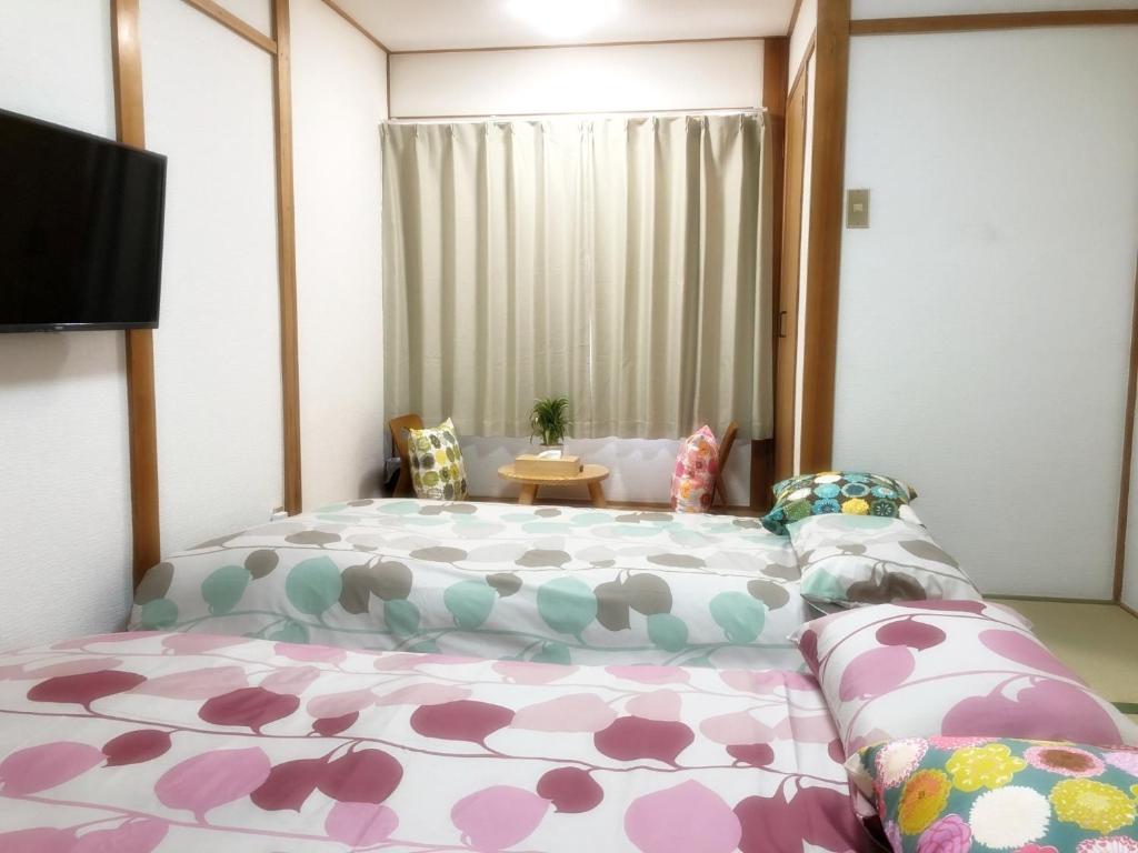 sypialnia z dużym łóżkiem i kanapą w obiekcie Nishikujo stay5 - Vacation STAY 14800 w Osace