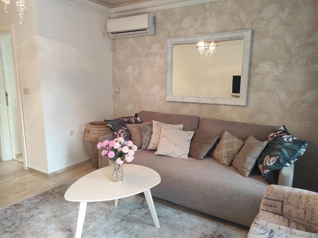 - un salon avec un canapé et une table dans l'établissement Apartment Petrovac, à Petrovac na Moru
