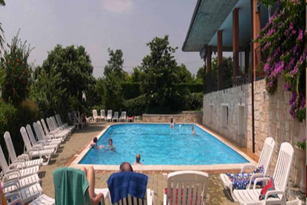 Het zwembad bij of vlak bij Residence Miralago Rooms & Apartments