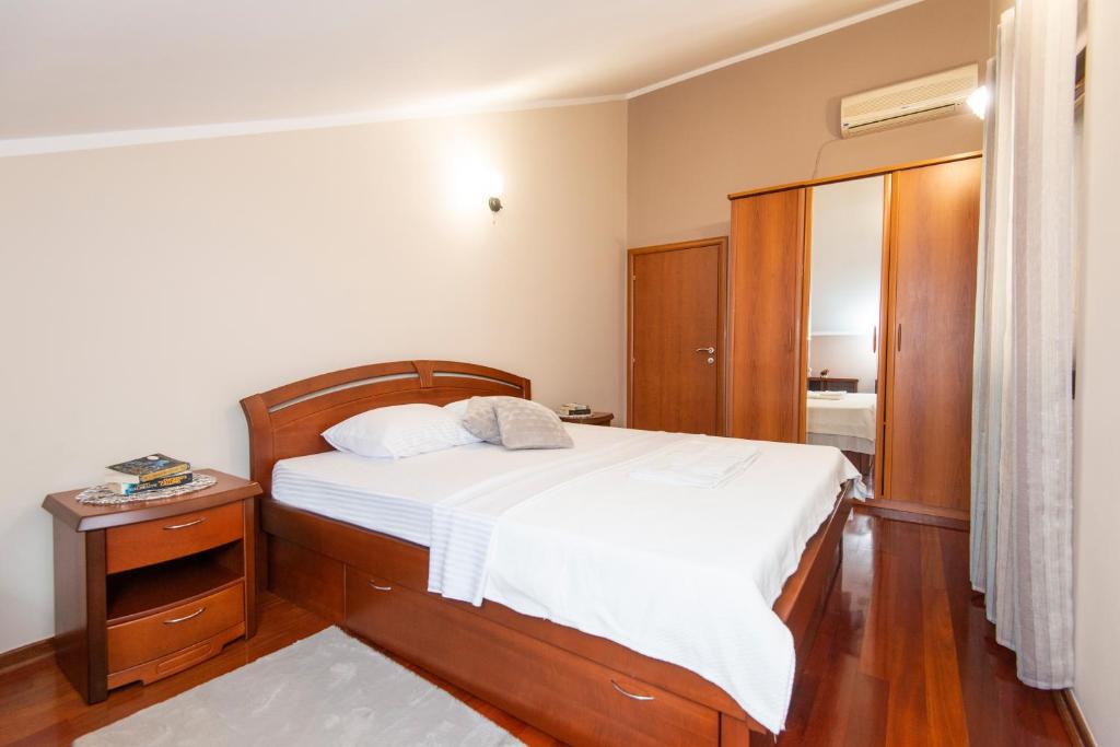 A bed or beds in a room at Apartment Ena with amazing sea view