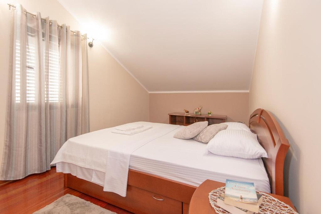 A bed or beds in a room at Apartment Ena with amazing sea view