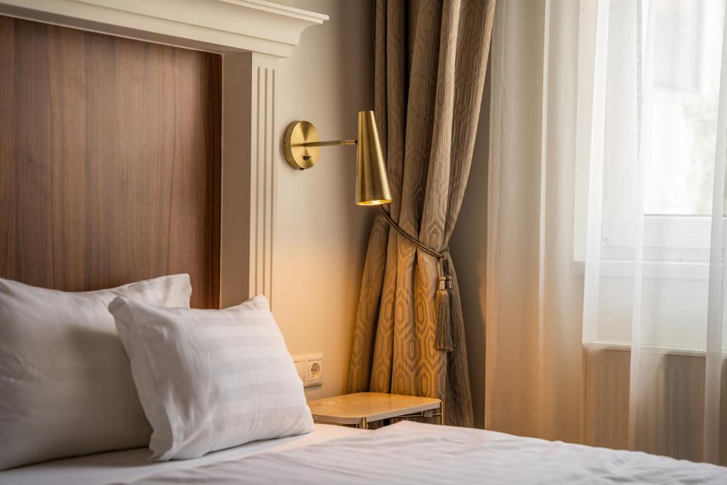 Queen's Court Hotel & Residence - Deluxe King Suite