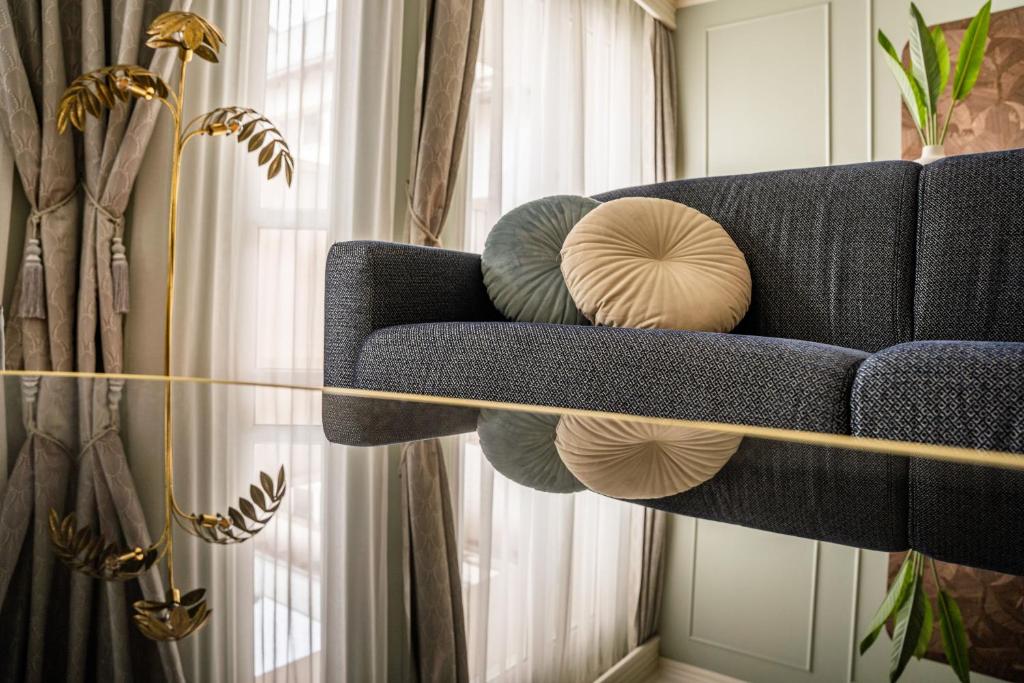 Queen's Court Hotel & Residence - Resim 6