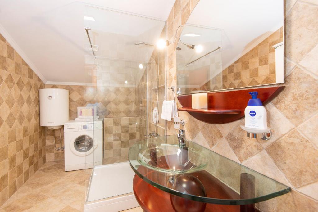 A bathroom at Apartment Ena with amazing sea view