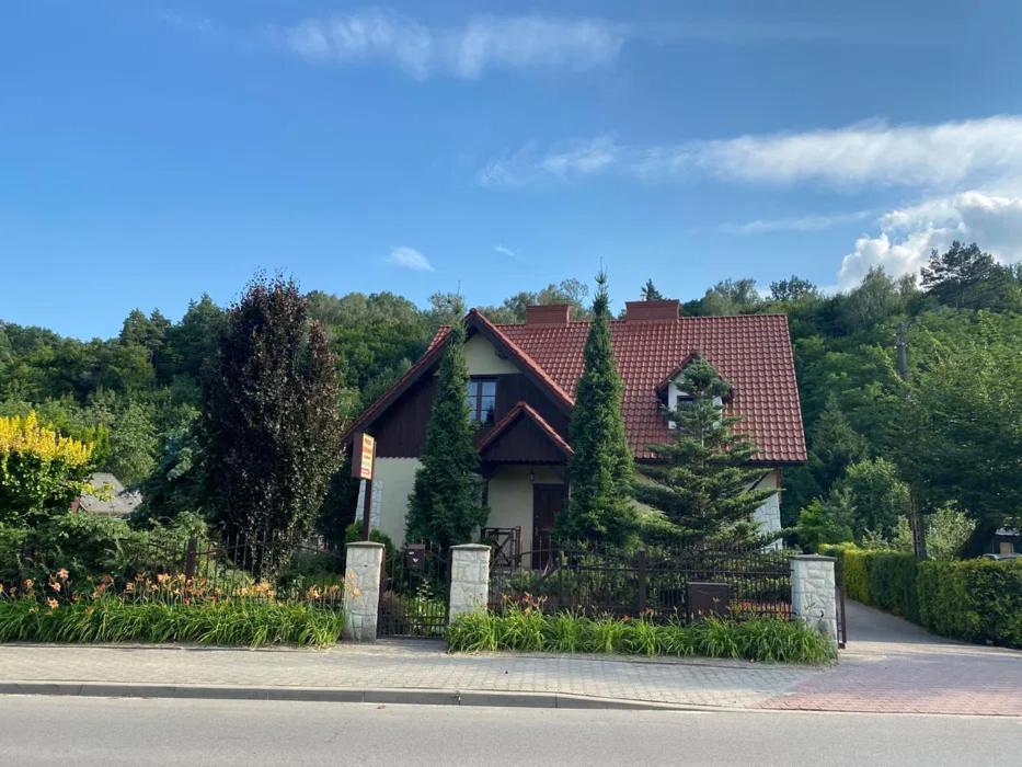 una casa junto a una carretera con jardín en Pokoje gościnne, 