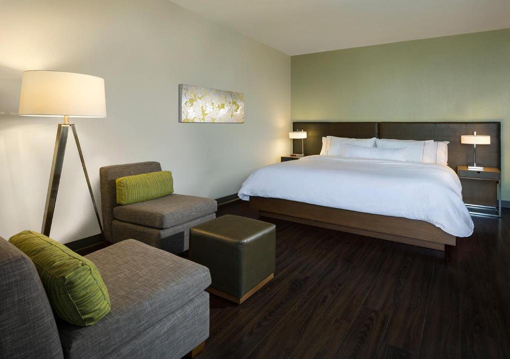 Postel nebo postele na pokoji v ubytování Element by Westin Vancouver Metrotown