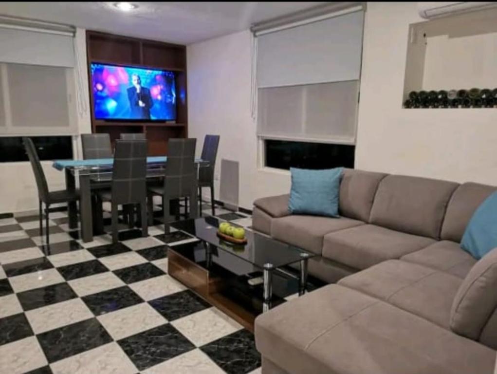sala de estar con sofá y mesa en Aparthotel Blue Star, en Cancún
