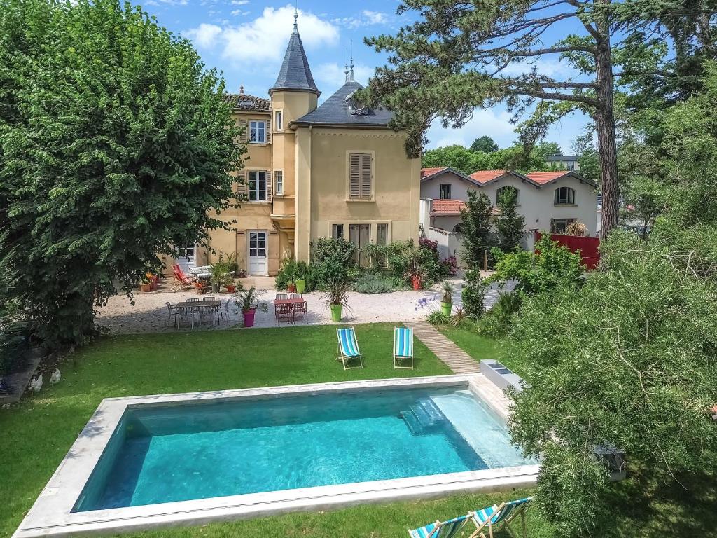 an aerial view of a house with a swimming pool at Aux Tourelles 1888 - tres proche Lyon in Tassin-la-Demi-Lune