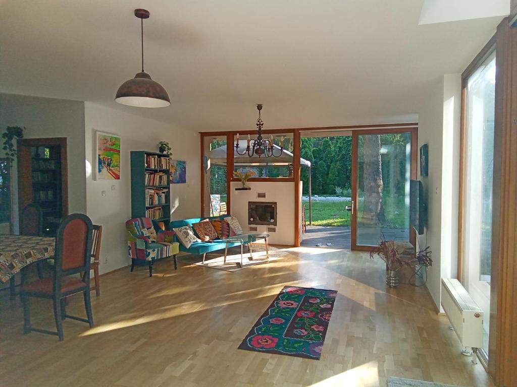 sala de estar con sofá y chimenea en Laid Back Villa en Budapest