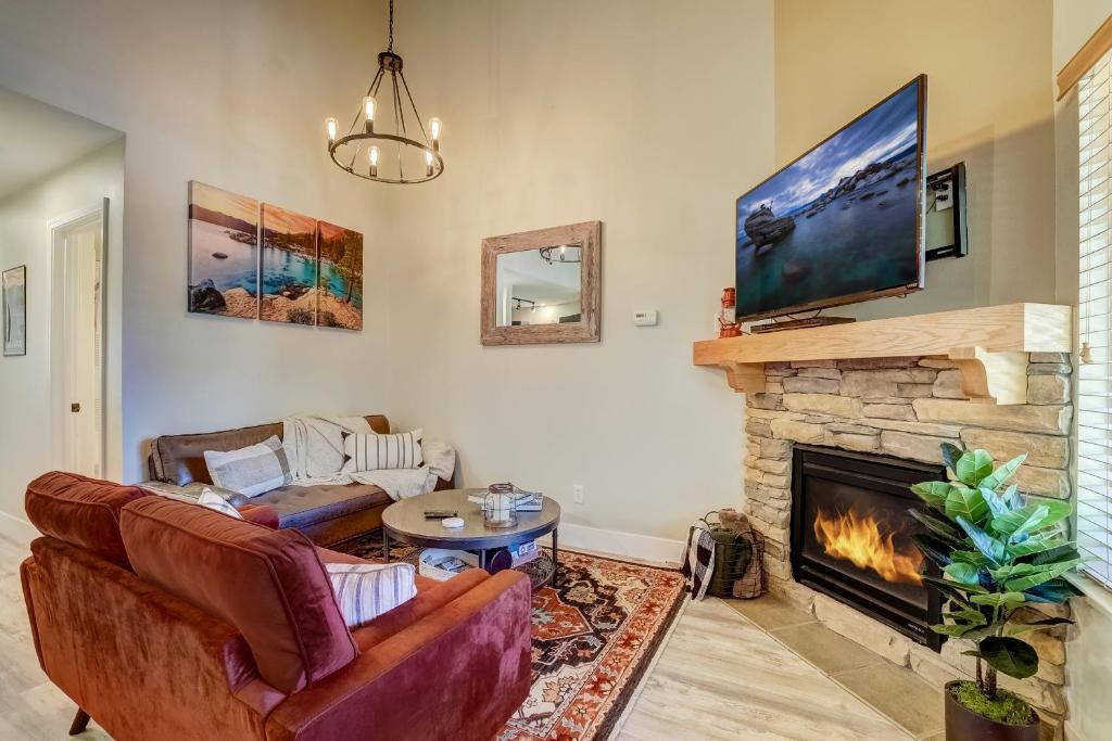 sala de estar con sofá y chimenea en Private condo steps from ski lift minutes to lake, en Stateline