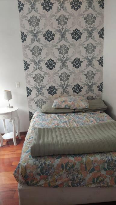 1 dormitorio con cama y pared en Elegante La Molina, en La Molina