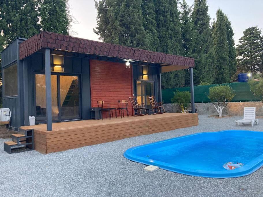 Bazén v ubytování Mustakil bahçeli ve havuzlu tiny villa nebo v jeho okolí
