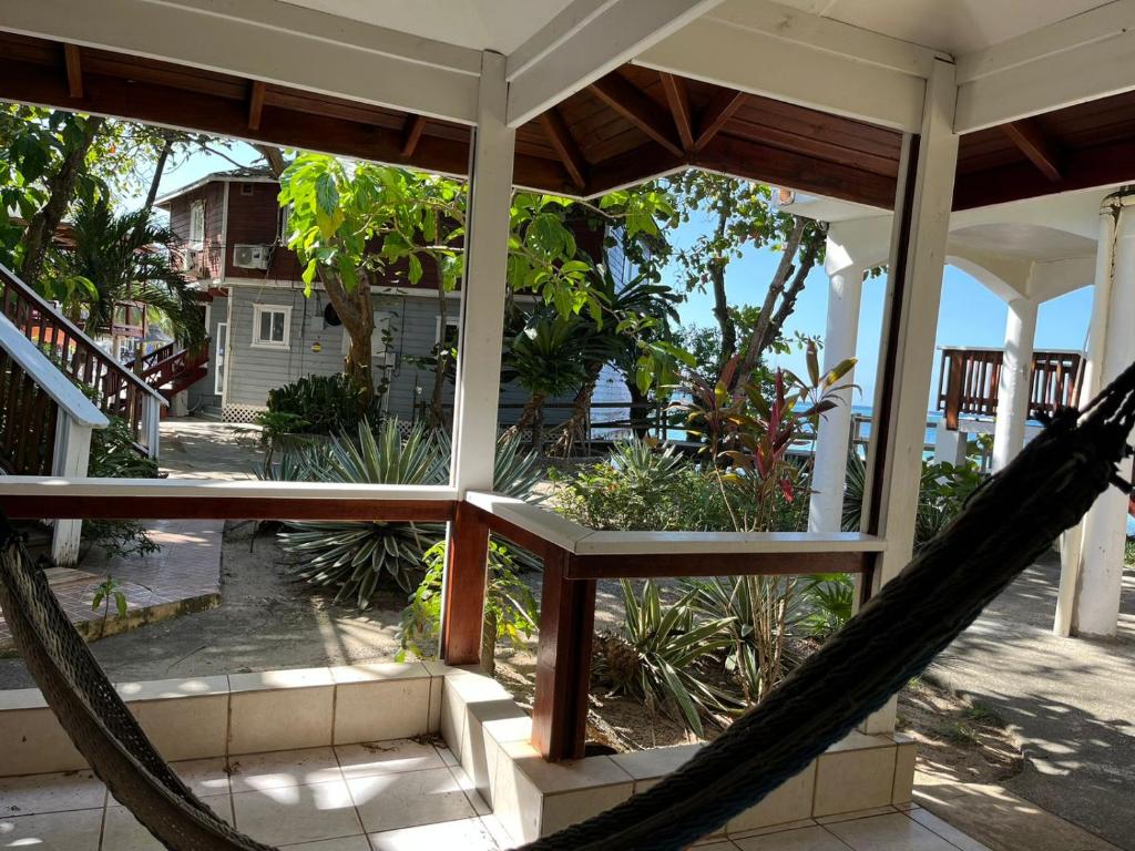 Balkón nebo terasa v ubytování Fosters West Bay Resort