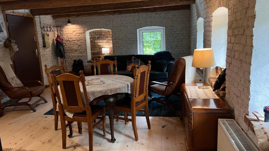 een eetkamer met een tafel en stoelen bij Apartamenty 3 Pory Roku Lato in Komarno