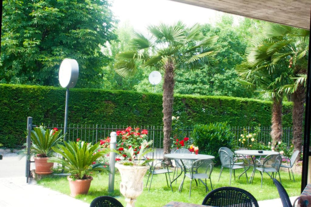 Een tuin van Residence Miralago Rooms & Apartments