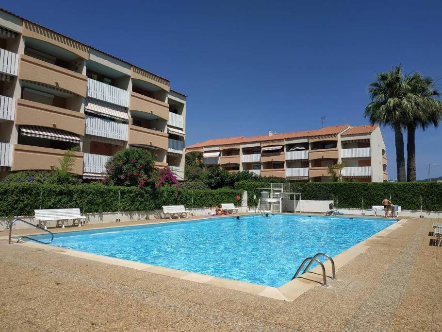 une grande piscine devant un immeuble dans l'établissement Le Dali, Plage à 5 min parking, à La Seyne-sur-Mer