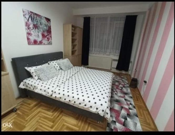 a bedroom with a bed and a window at Apartman (stan na dan) M&M Prijedor in Prijedor
