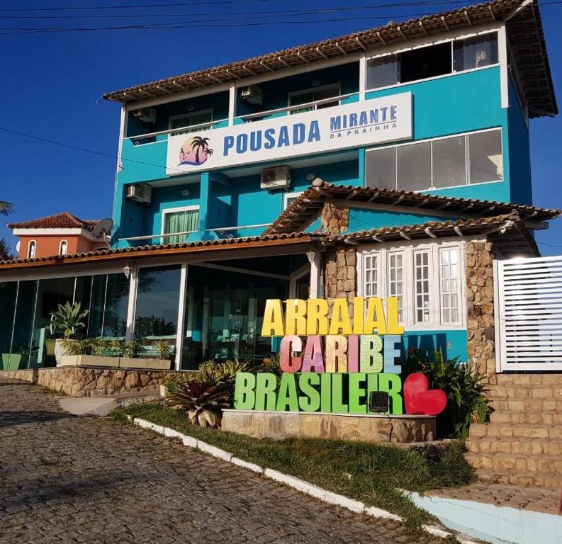 阿拉亞爾多卡博的住宿－Pousada Mirante da Prainha，前面有标志的建筑