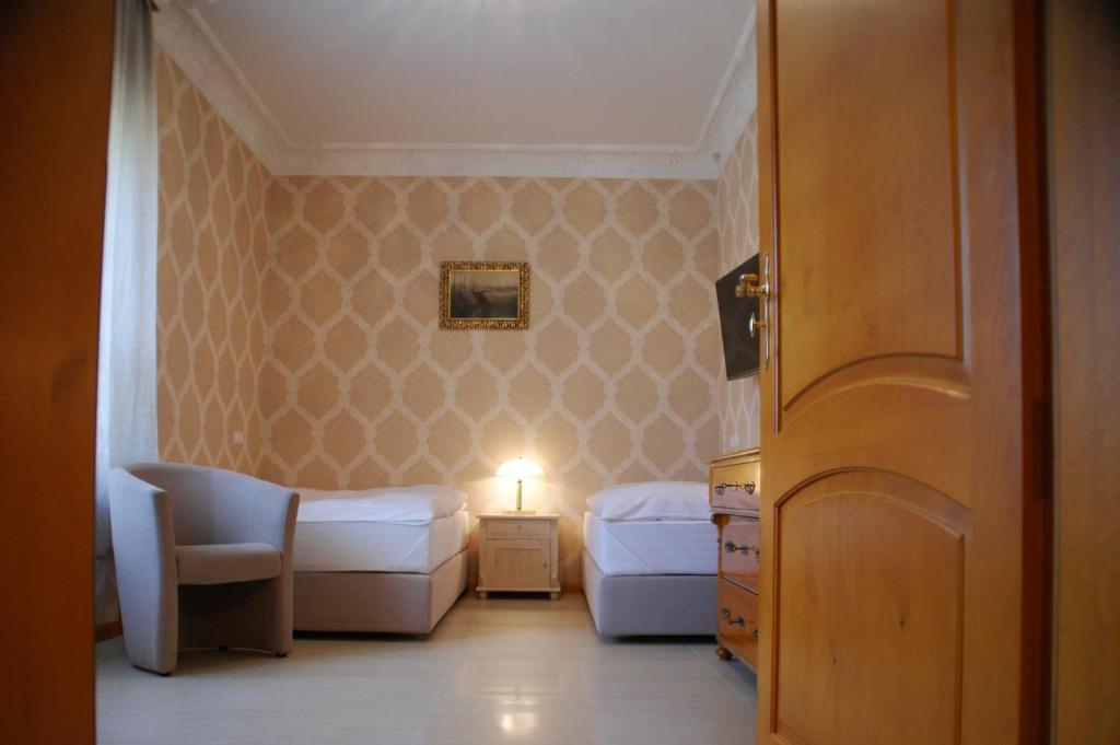 1 dormitorio con 1 cama, 1 silla y 1 lámpara en Villa la Val, Karkonosze, en Szarocin