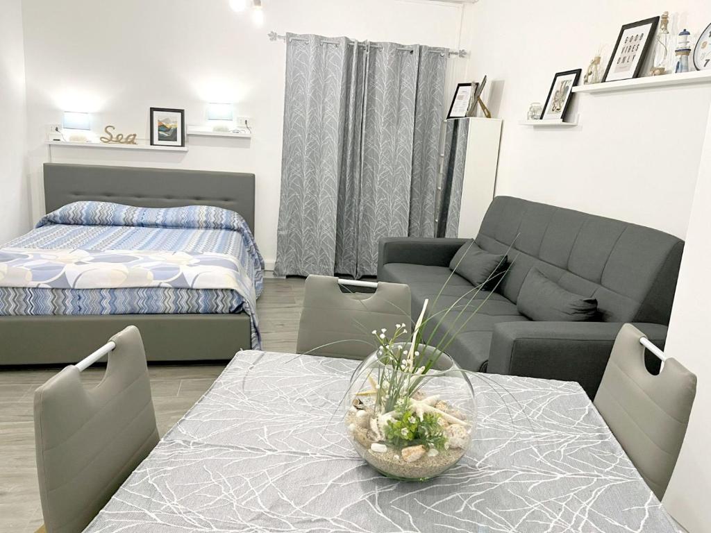 - un salon avec un lit, une table et un canapé dans l'établissement SeaView Nicotera Marina, à Nicotera Marina