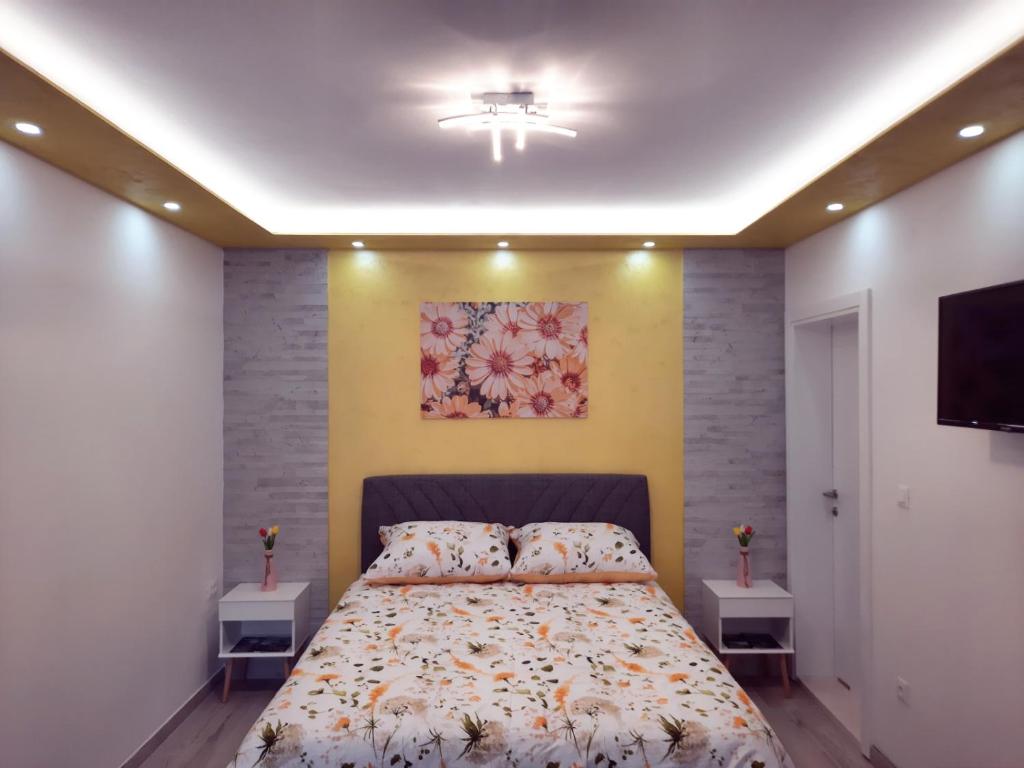 sypialnia z łóżkiem i obrazem na ścianie w obiekcie Cozy apartment close to Dubrovnik w Neum