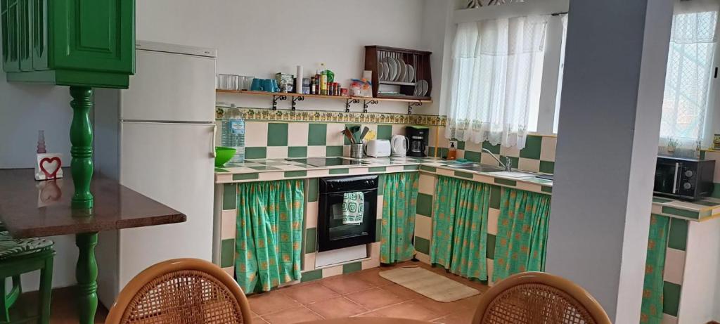 Kuchyňa alebo kuchynka v ubytovaní Habitación matrimonial en un bajo baño compartido Areas compartidas