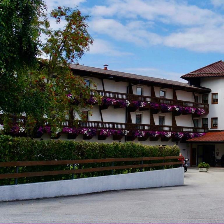 een gebouw met bloemen aan de zijkant bij Hotel zur Post in Büchlberg