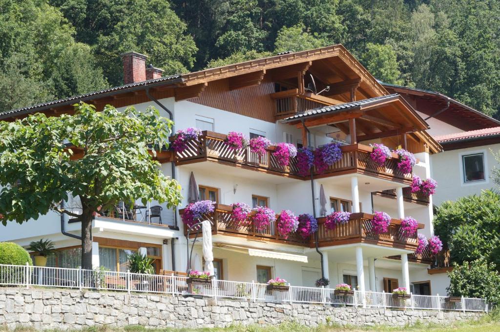 ein Gebäude mit Blumenkästen auf den Balkonen in der Unterkunft Haus Nowak Ferienwohnungen in Millstatt