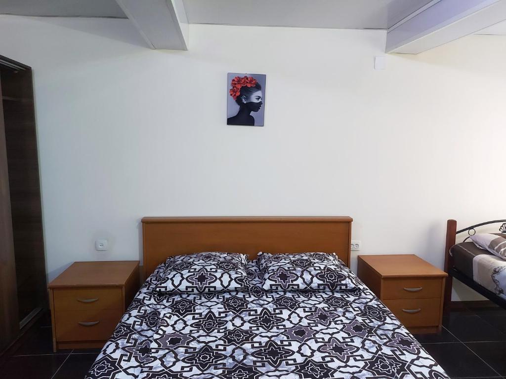 科布萊蒂的住宿－Зелёный дом у моря，一间卧室配有一张带黑白色棉被的床
