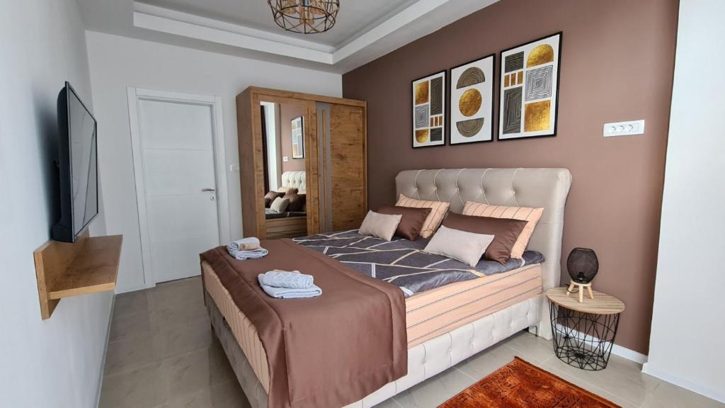 布戈伊諾的住宿－Apartman Orange，一间卧室,卧室内配有一张大床
