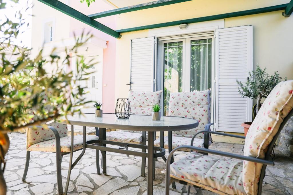 a patio with a table and chairs at Nous Dios in Xilokéra