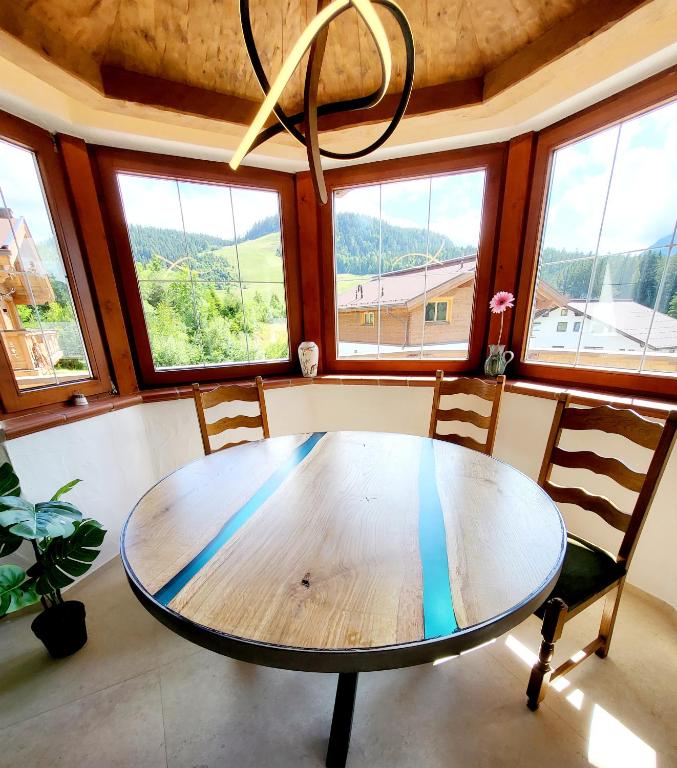 Nespecifikovaný výhled na hory nebo výhled na hory při pohledu z apartmánu
