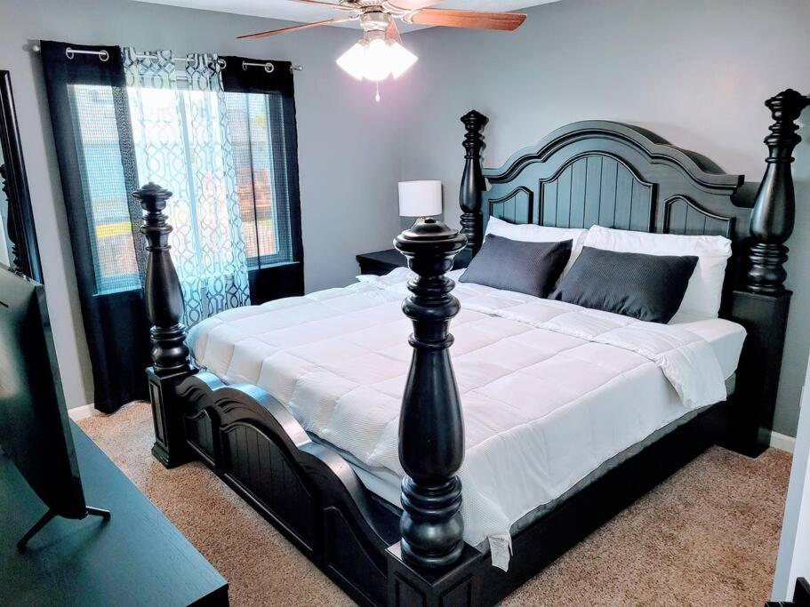 - une chambre avec un grand lit noir et des draps blancs dans l'établissement Nice and quiet neighborhood, à Omaha