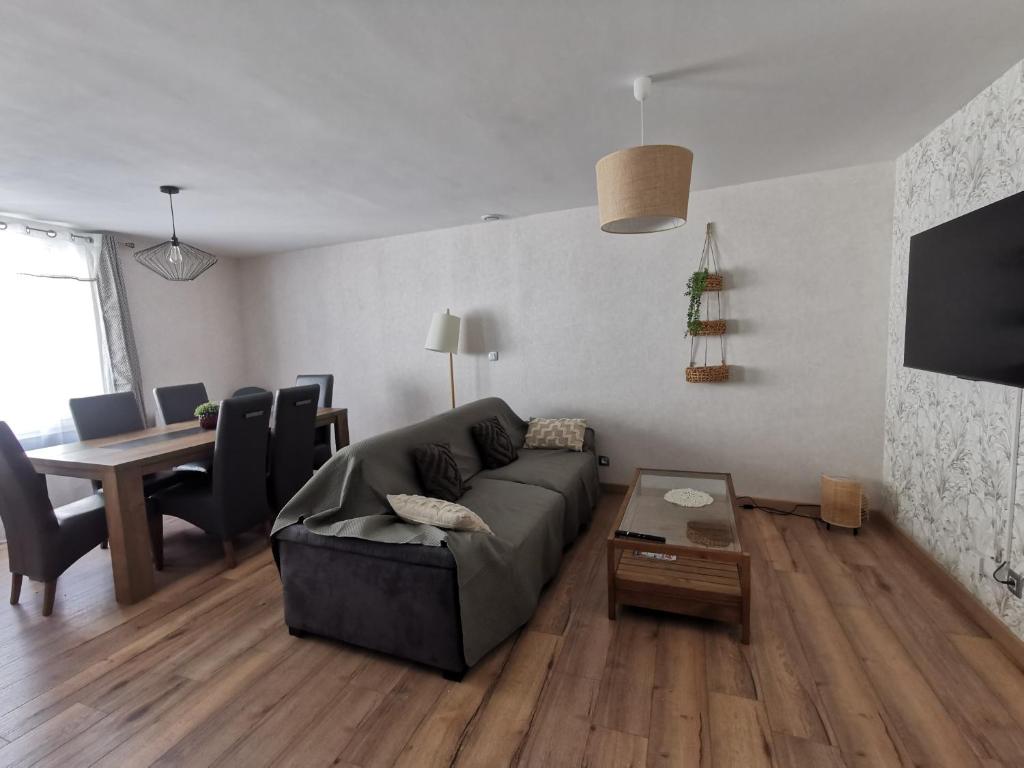 sala de estar con sofá y mesa en Maisondeville_le_cent_un, en Angulema